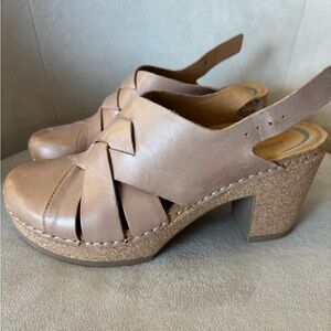 NWT  Aetrex Paige is Tan Leather Women's clogs